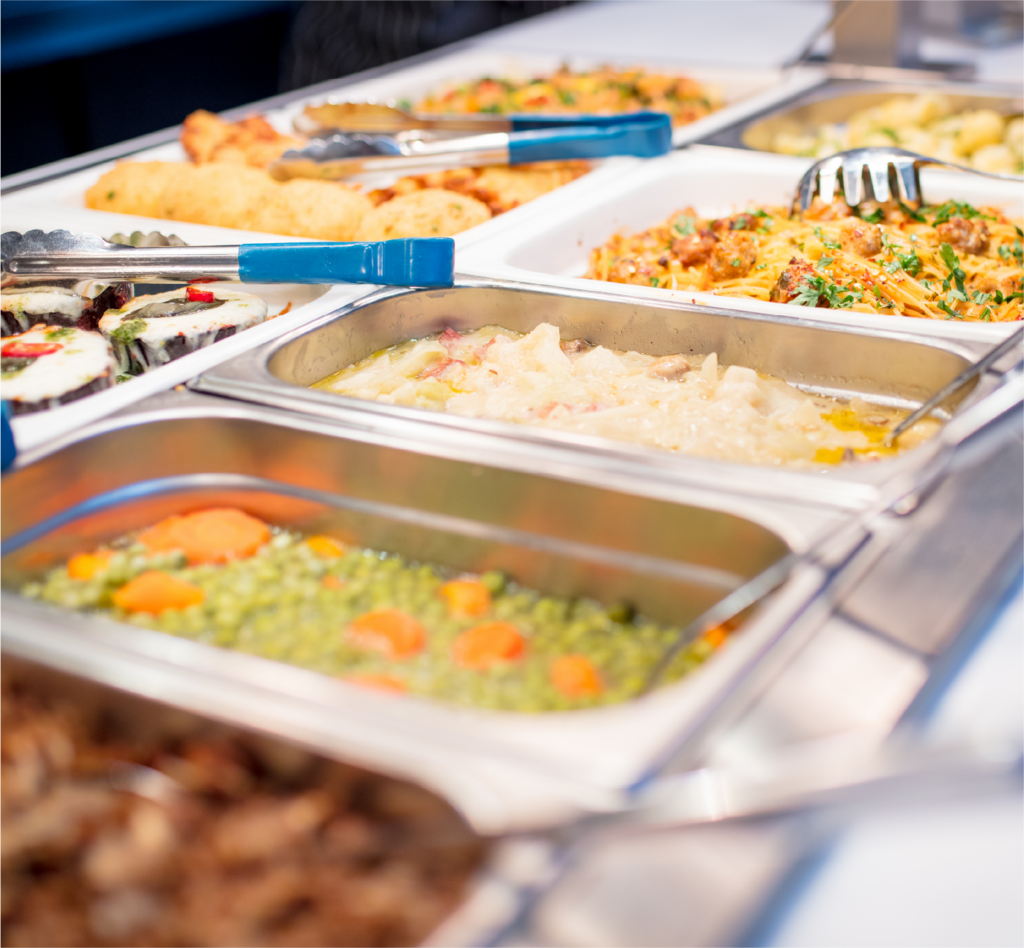 BAndejas de comidas de un restaurante buffet